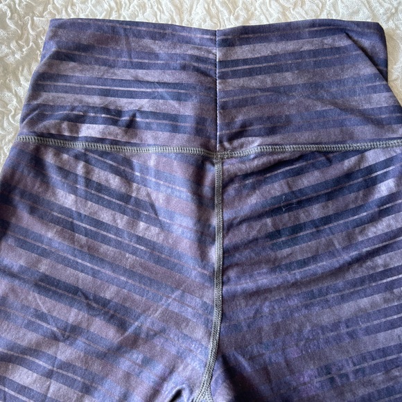 ⭐️2/$20 - SOL & MANE high waisted legging , grey with blue stripe design - Picture 4 of 5